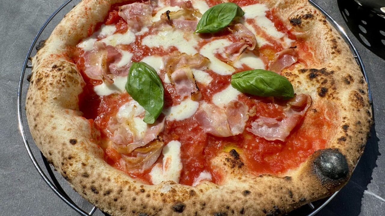 Neapolitanische Pizza mit perfekten Leopardenflecken am Cornicione, von oben fotografiert