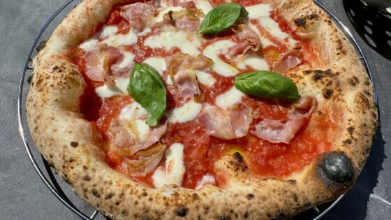 Neapolitanische Pizza mit perfekten Leopardenflecken am Cornicione, von oben fotografiert