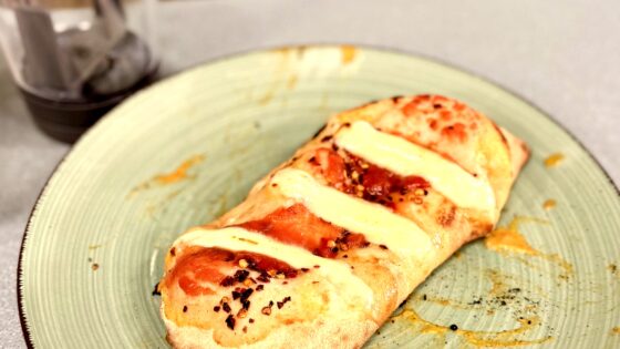 Mini-Calzone mit Ricotta, Salami und Chiliflocken, frisch aus dem Pizzaofen