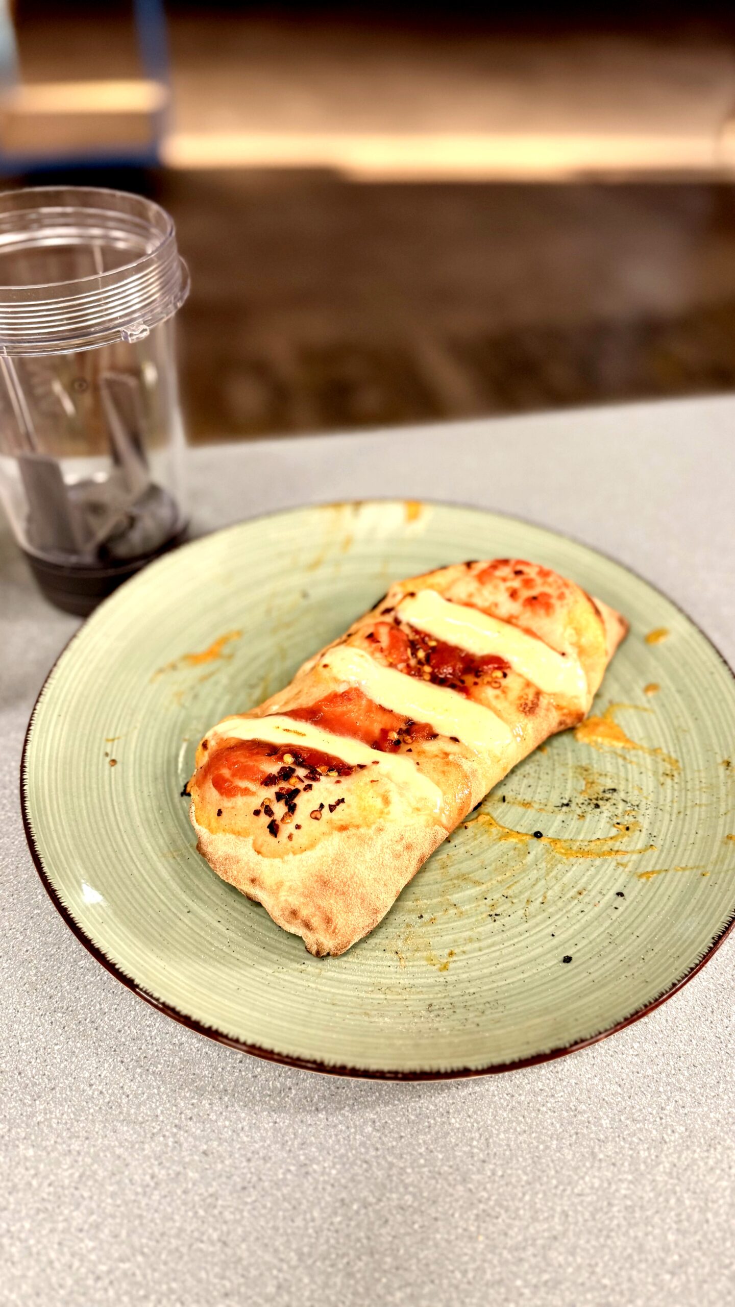 Mini-Calzone mit Ricotta, Salami und Chiliflocken, frisch aus dem Pizzaofen