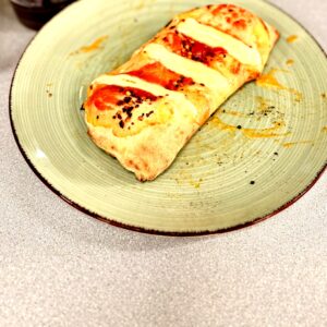 Mini-Calzone mit Ricotta und Salami, quadratischer Ausschnitt