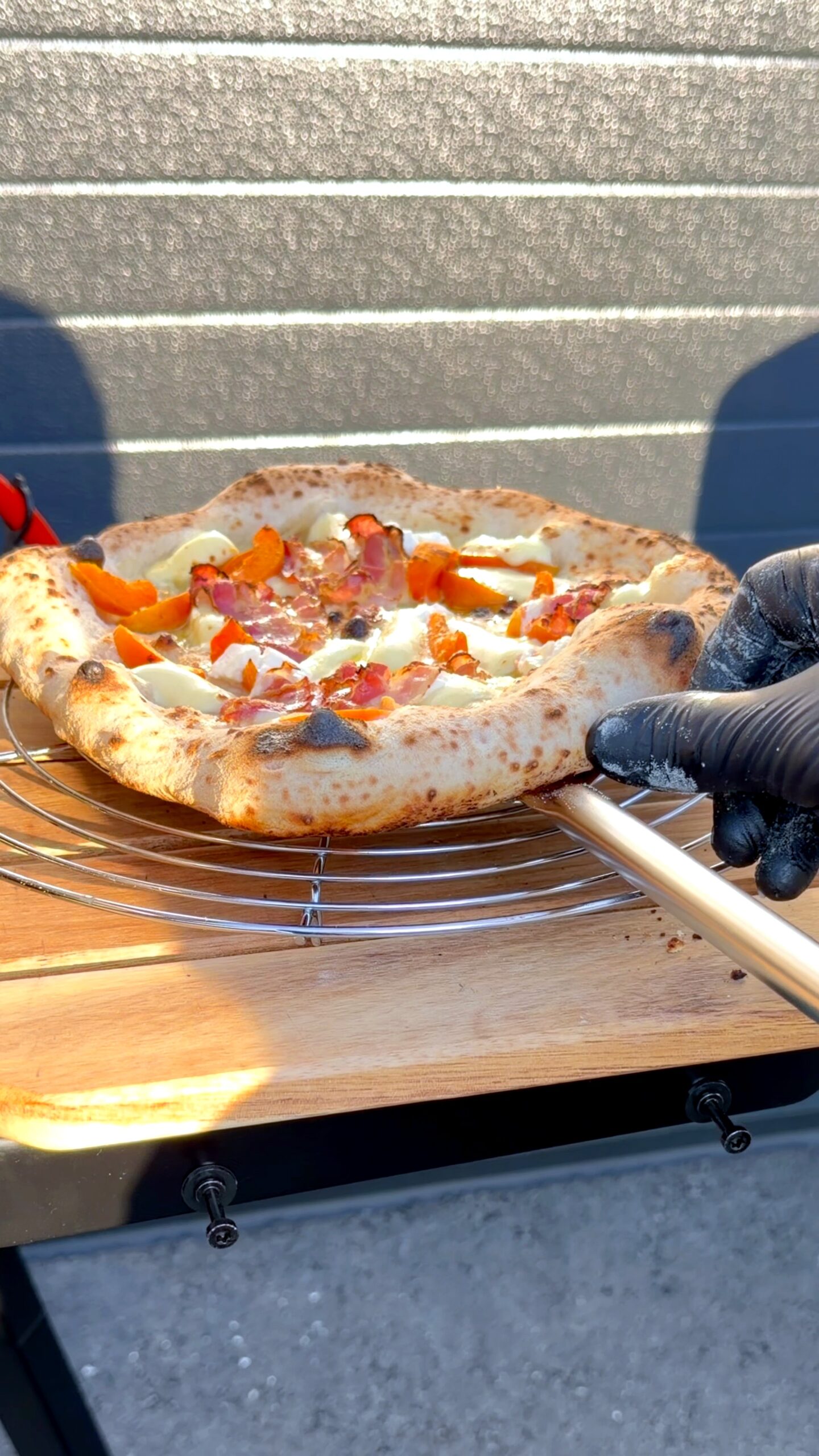 Frisch gebackene Marillenpizza direkt aus dem Pizzaofen