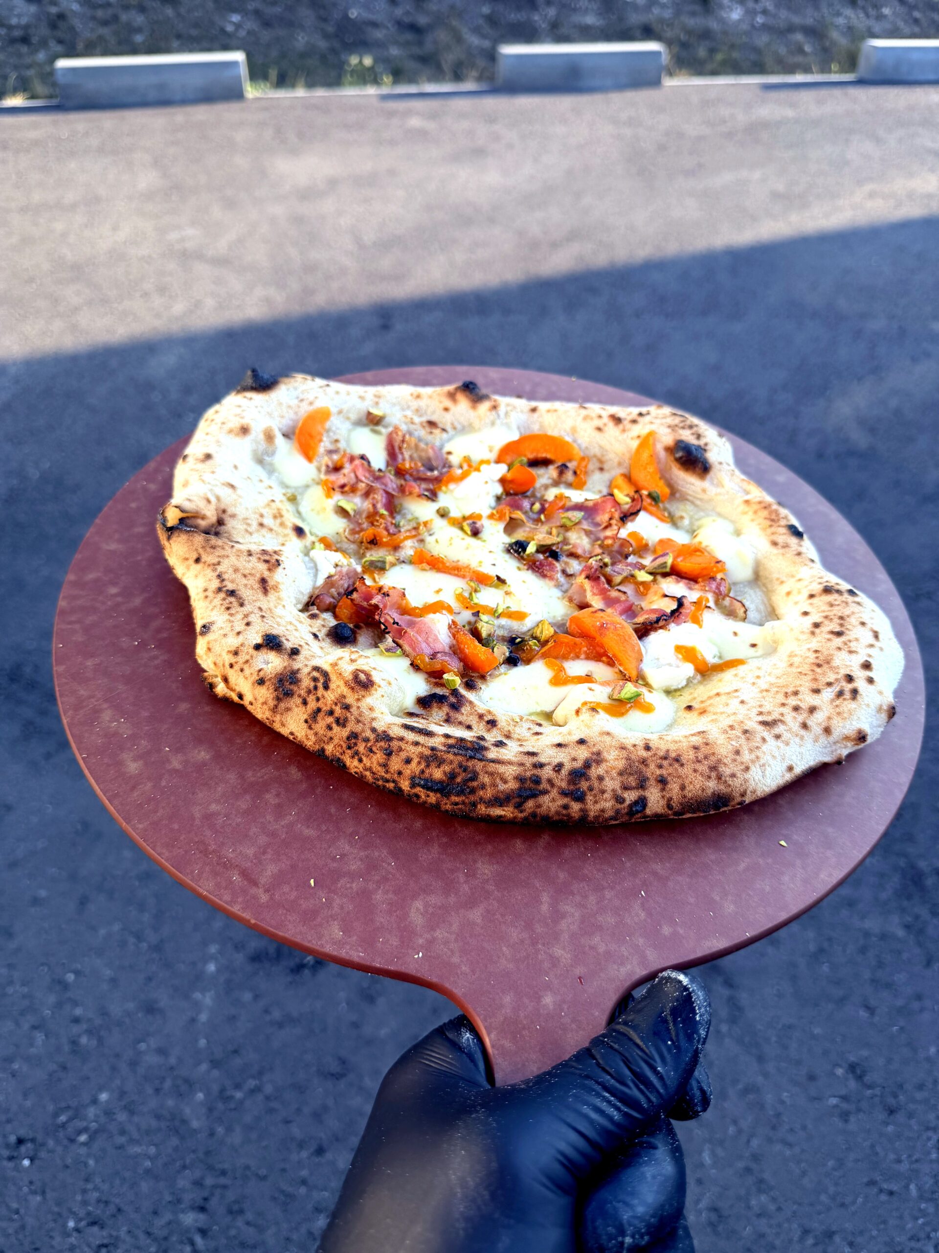 Marillenpizza mit Bauchspeck, Fior di Latte, Ricotta und Pistazien, frisch aus dem Pizzaofen