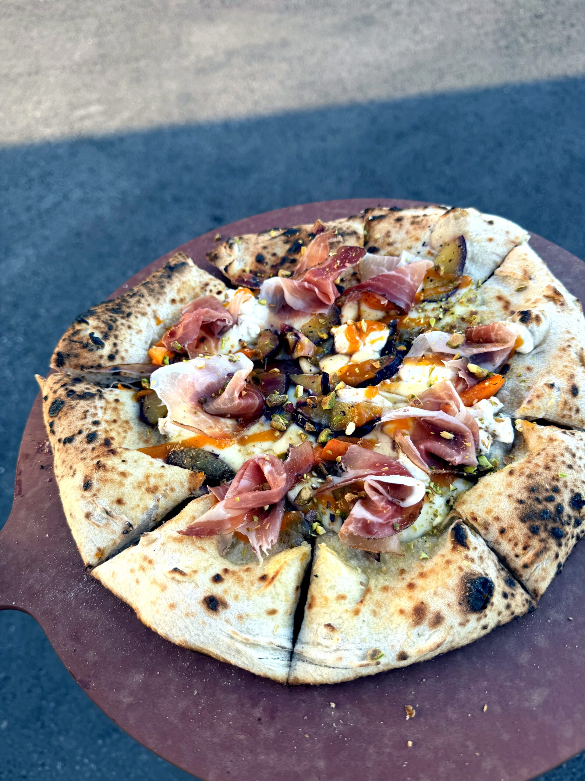 Variante der Marillenpizza mit Zwetschgen und Prosciutto Crudo statt Bauchspeck