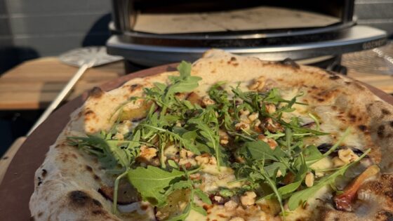 Fertig gebackene Pizza mit Zwetschgen und Gorgonzola vor dem Gozney Pizzaofen, Cornicione leopardiert