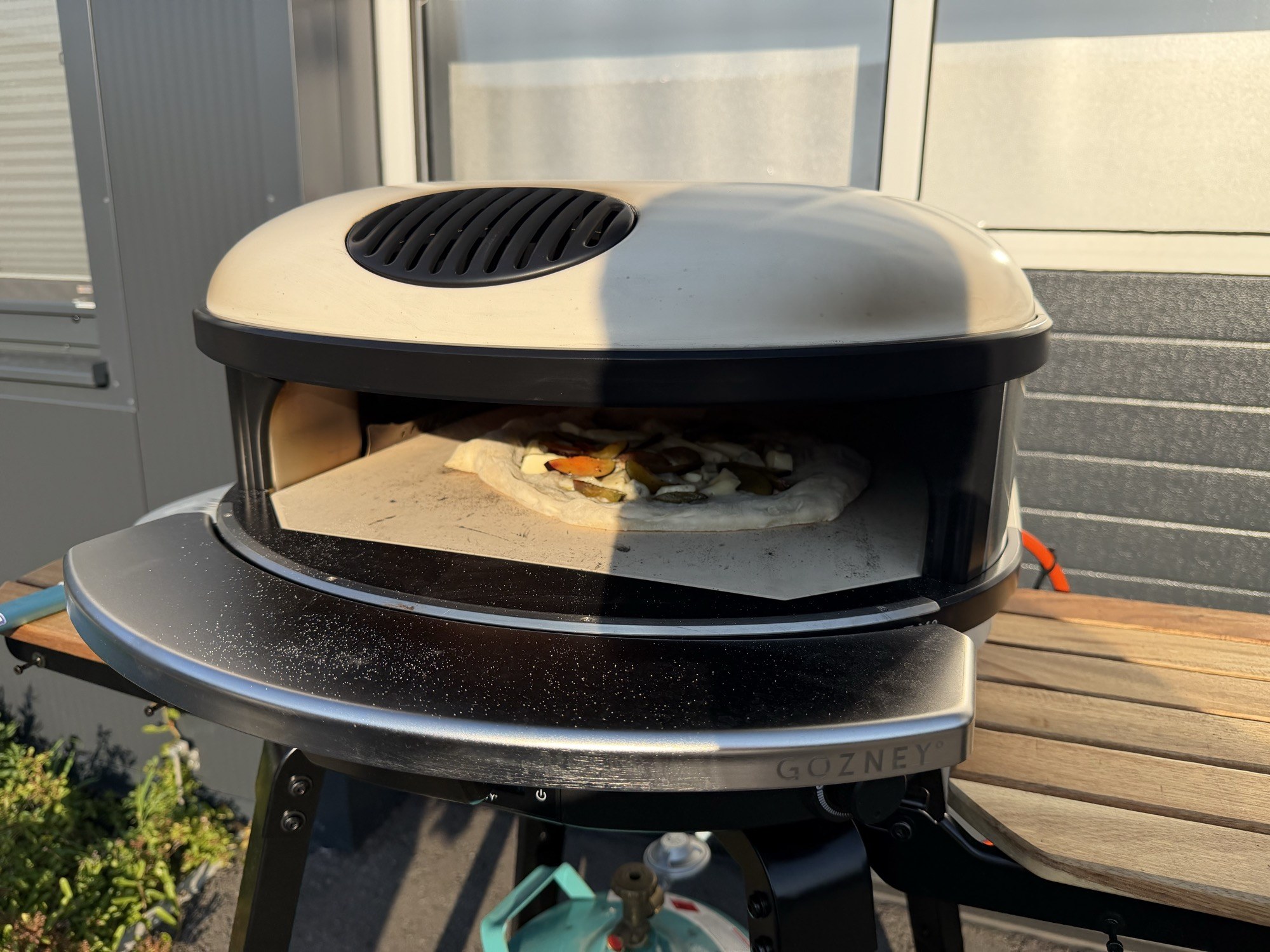 Pizza mit Zwetschgen und Gorgonzola backt im Gozney Gasofen