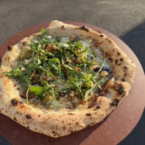 Pizza Zwetschge und Gorgonzola mit Rucola und Walnüssen, quadratisch