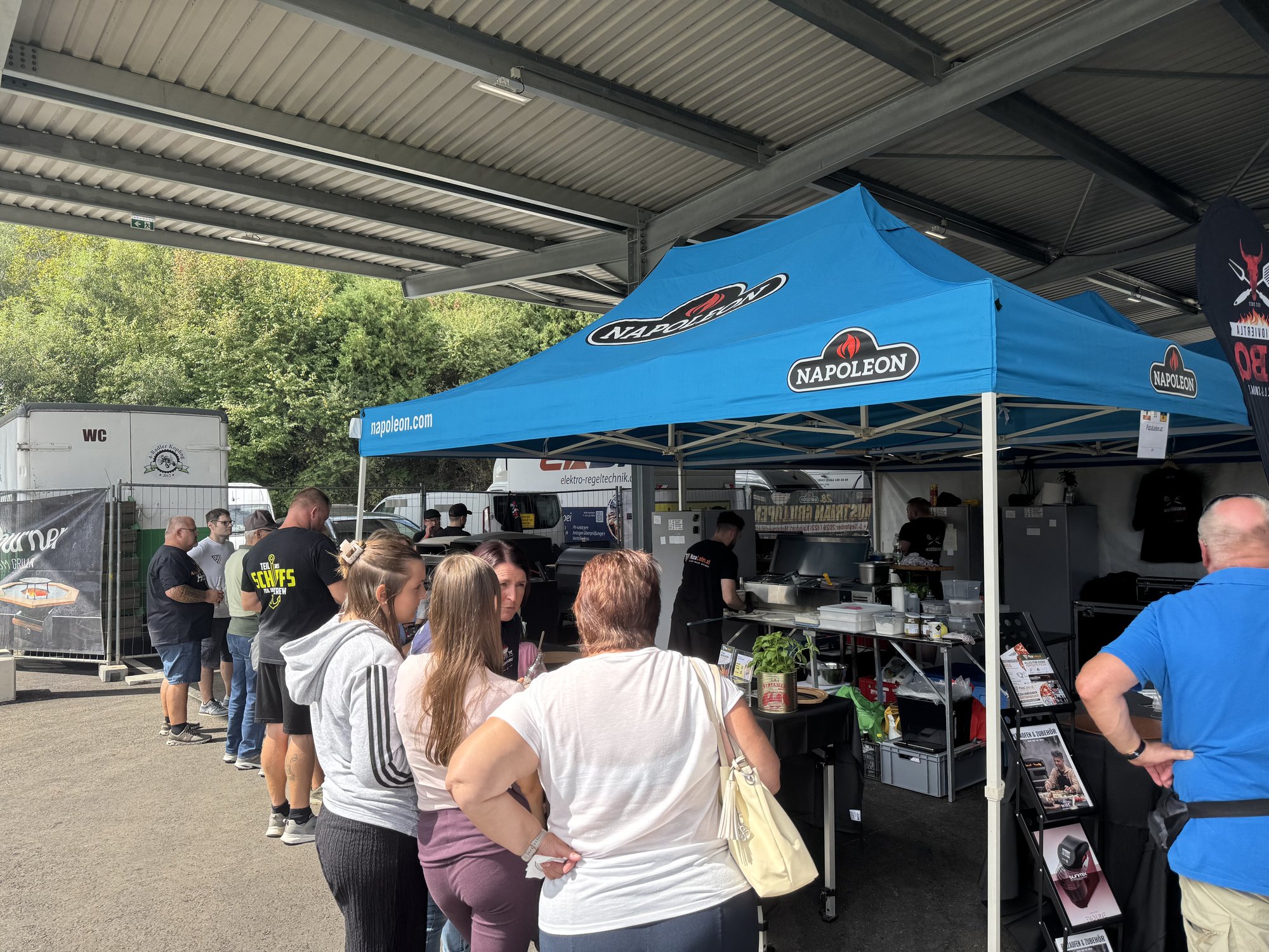 Besucher stehen beim Pizza-Stand bei der Grill-Staatsmeisterschaft in Kaindorf an