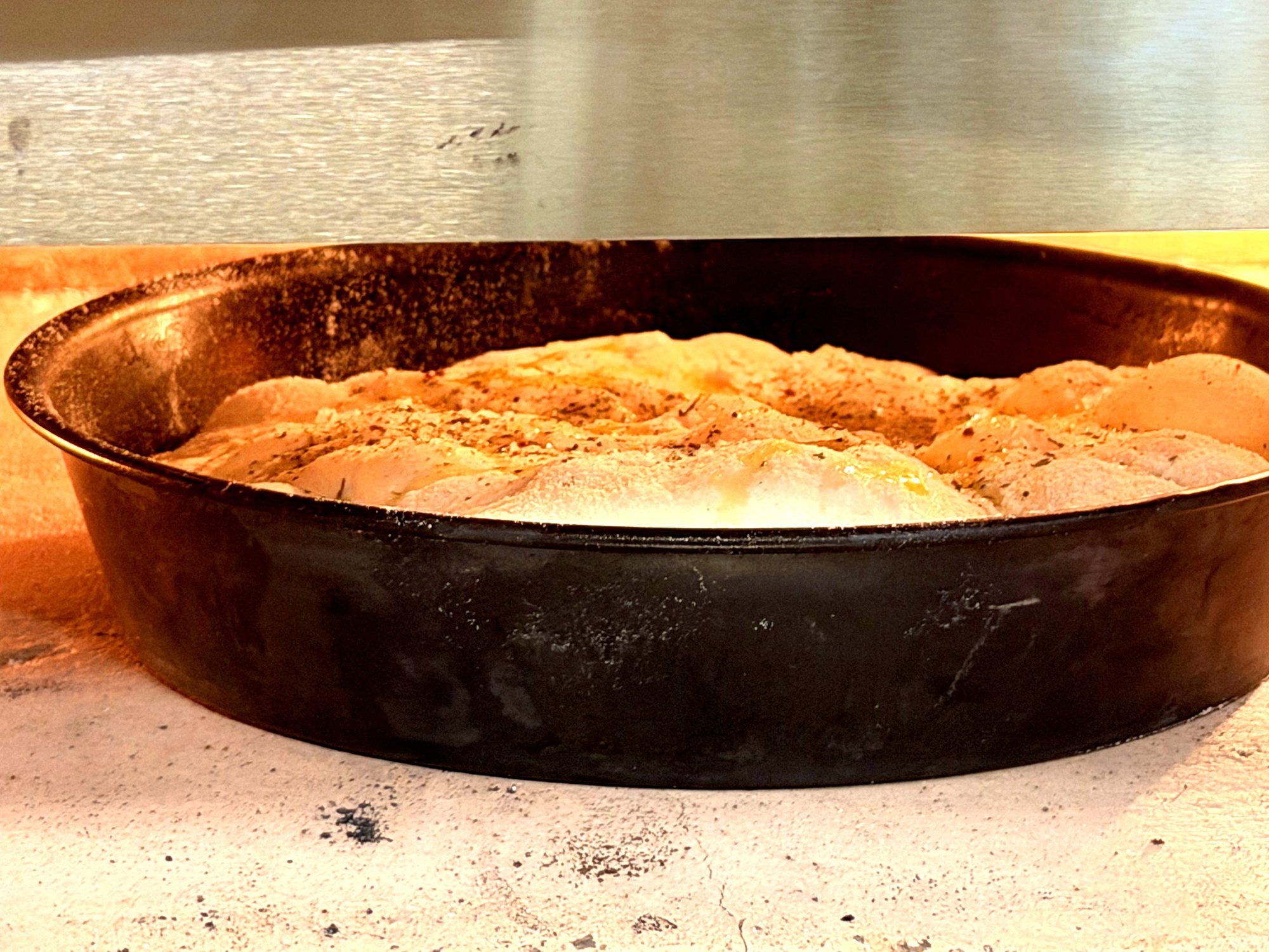 Brot aus übergarem Pizzateig in der Blaublechform mit Olivenöl, Flockensalz und Kräutern der Provence