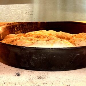 Brot aus Pizzateig in der runden Blaublechform mit Kraeutern der Provence