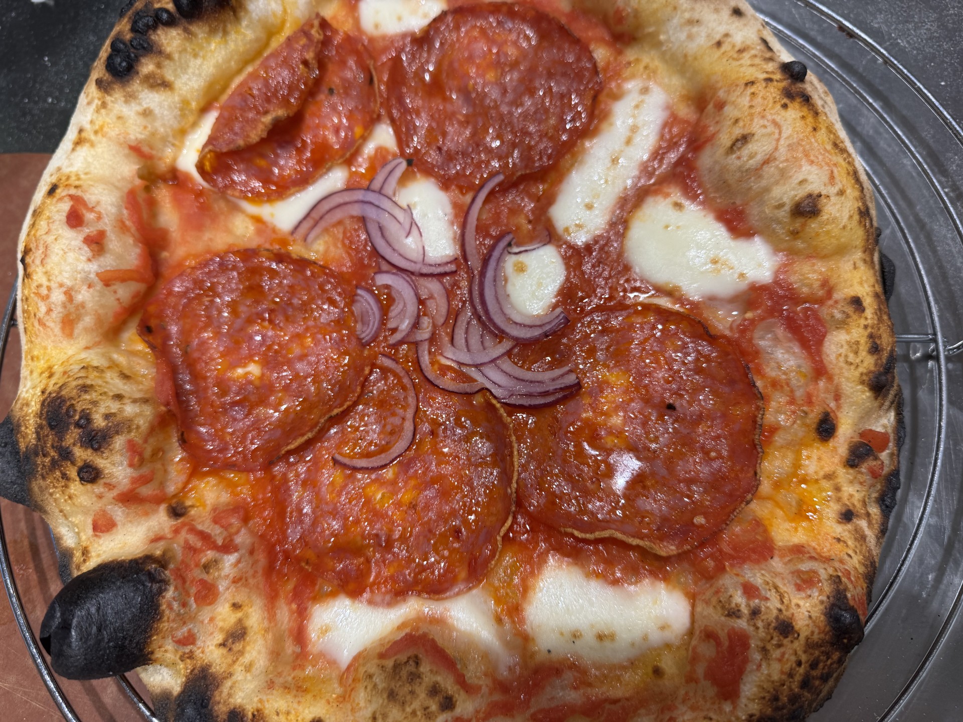 Pizza mit dickem, luftigem Canotto-Rand, Salami und roten Zwiebeln, aus dem PizzaLaden Workshop