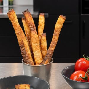 Grissini aus Pizzateig-Resten, knusprig gebacken in einem Becher serviert