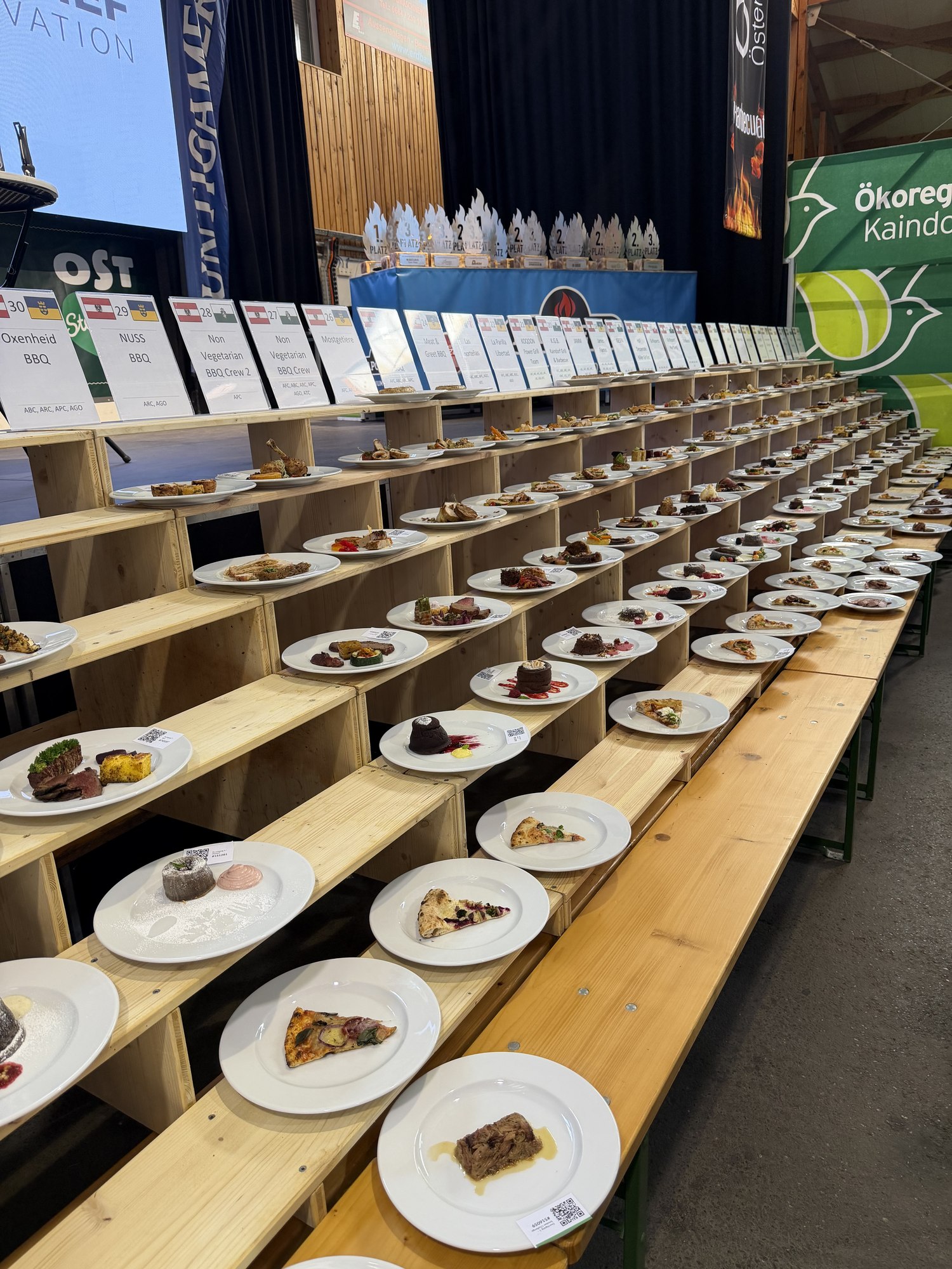 Langer Jurytisch mit Tellern aller Teams bei der Grill-Staatsmeisterschaft in Kaindorf