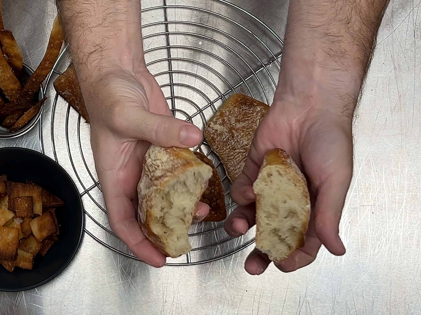 Aufgebrochenes Mini-Ciabatta mit luftiger Krume aus Pizzateig-Resten