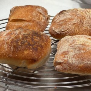 Mini-Ciabatta aus Pizzateig, goldbraun und knusprig
