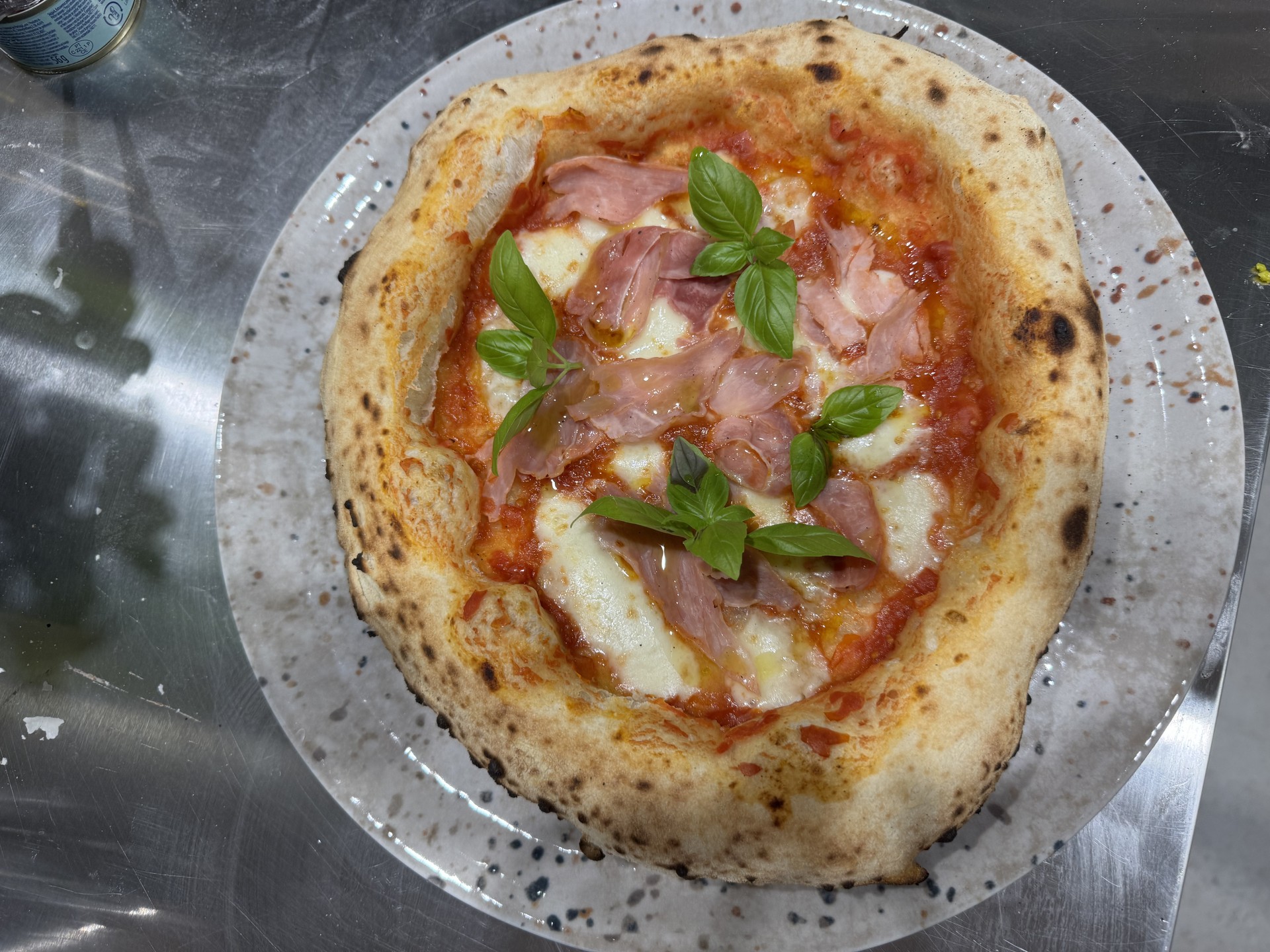 Pizza Contemporanea mit luftigem Rand, Schinken und frischem Basilikum, aus dem PizzaLaden Workshop