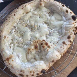 Pizza mit weißer Ricotta-Sauce und Fior di Latte, gebacken