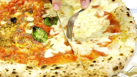 Ruota di Carro Pizza bei L'Antica Pizzeria Da Michele in Neapel, wird mit Messer und Gabel geschnitten