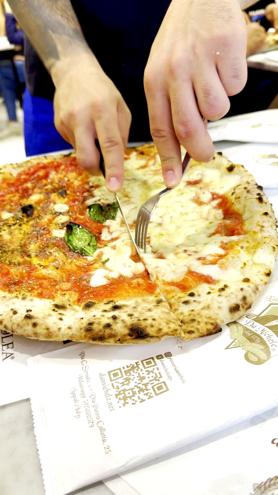 Ruota di Carro Pizza bei L'Antica Pizzeria Da Michele in Neapel, wird mit Messer und Gabel geschnitten