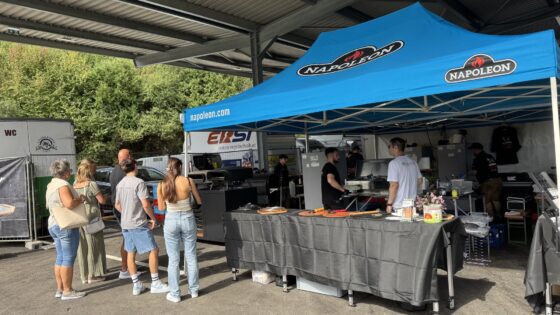 PizzaStunde-Stand mit Napoleon-Zelt und Besucherschlange bei der Grill-Staatsmeisterschaft in Kaindorf