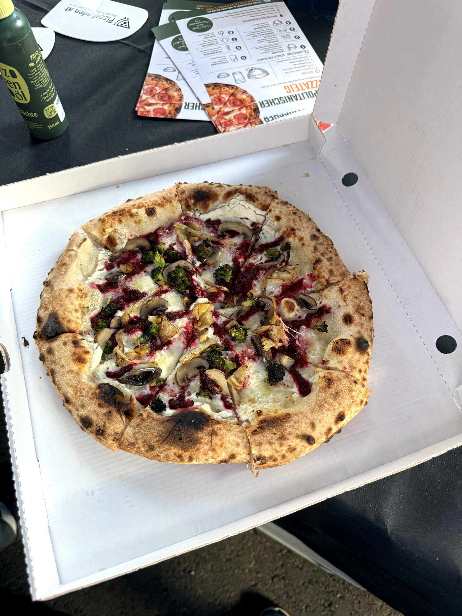 Vegetarische Wettbewerbspizza mit Ricotta-Basis, Rote-Rueben-Pueree, Brokkoli, Fenchel und Artischocken
