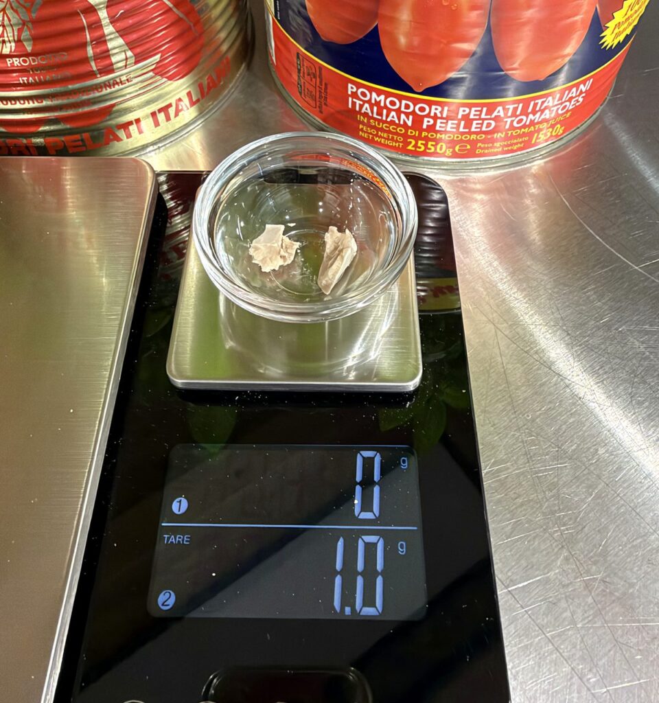 1 g frische Germ in einer Glasschale auf der Feinwaage – die Anzeige zeigt 1,0 g