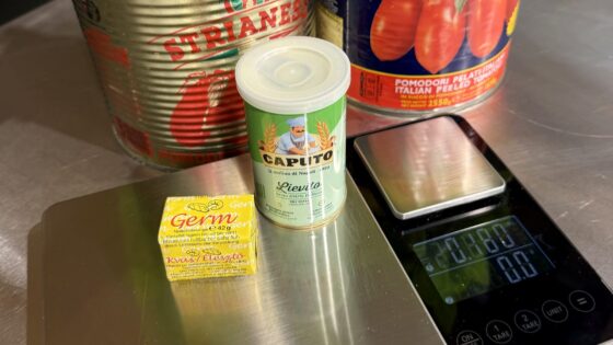 Würfel frische Germ (42 g) neben einer Dose Caputo Lievito secco auf der Küchenwaage
