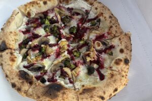 Vegetarische Pizza mit Roten Rüben, Artischocken & Brokkoli