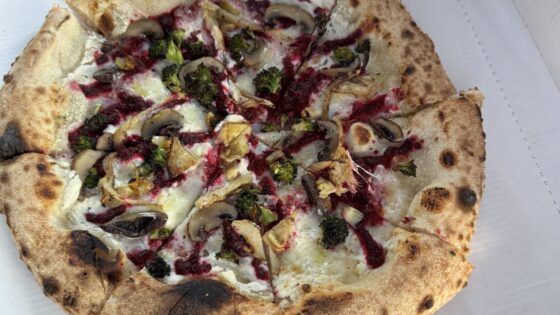 Vegetarische Pizza mit Rote-Rüben-Creme, Brokkoli, Artischocken und Champignons auf weißer Ricotta-Sauce